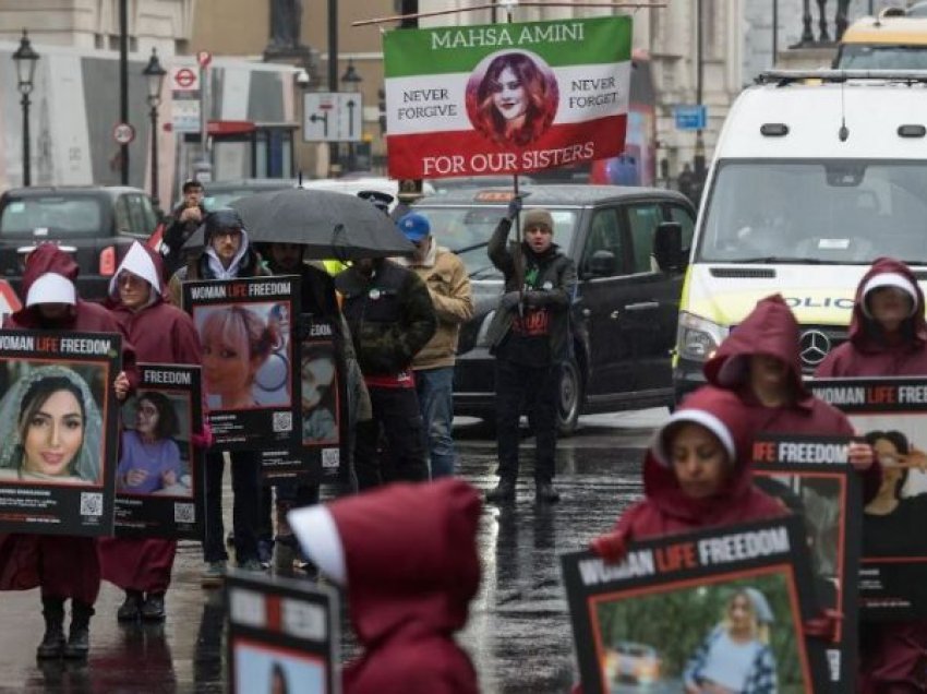 Helmimet në shkollat iraniane, mediat vendase akuzojnë ambasadorin britanik për përfshirje të drejtpërdrejtë