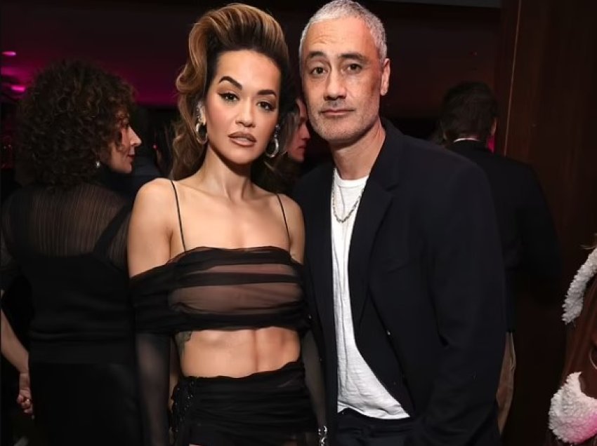 Rita Ora s’i lë vend imagjinatës në paraqitjen e re me burrin e saj