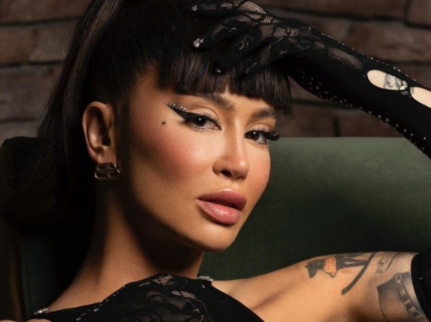 Dafina Zeqiri ndalon koncertin live, ndihmon një fanse që nuk ndihej mirë