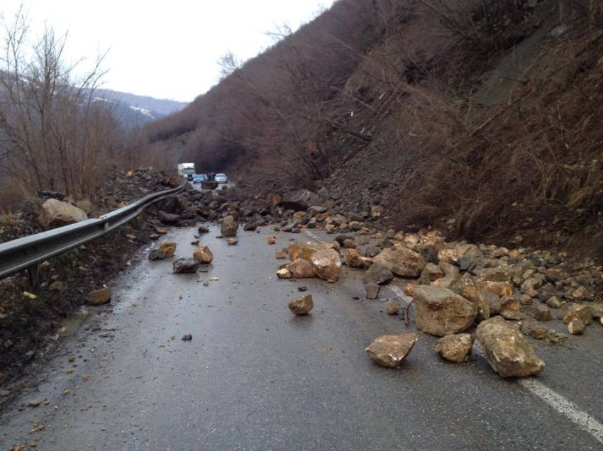 U dëmtua nga rrëshqitja e dherave, diga rrezikon të shpërthejë! Banorët në fshatin Nënshat në alarm