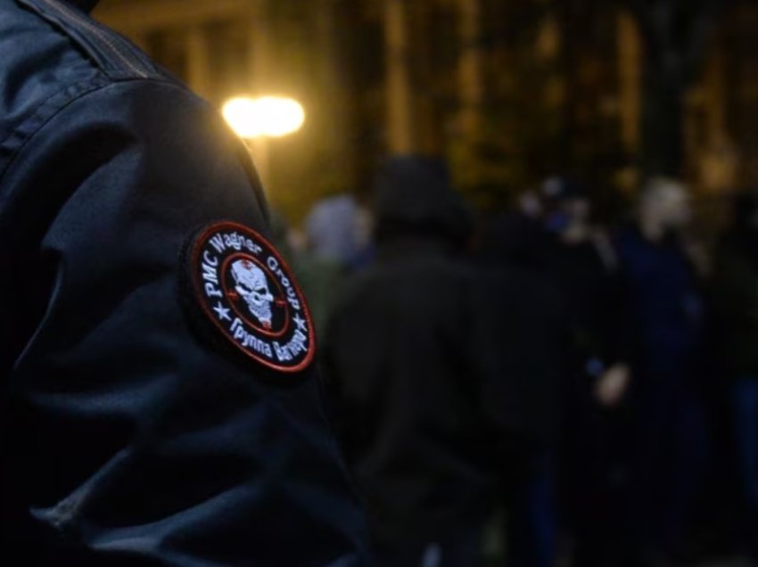 “Nuk e japim Kosovën”/ “Shpërthejnë” protestat në Beograd, shfaqen edhe simbole të Wagner-it