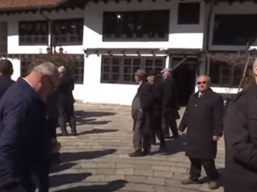 Veteranët e UÇK-së nga Shqipëria vizitojnë Prizrenin, flasin për takimin e sotëm në Ohër