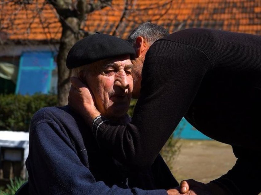 Pamje emocionuese: Babë e bir pajtohen në Natën e Ramazanit