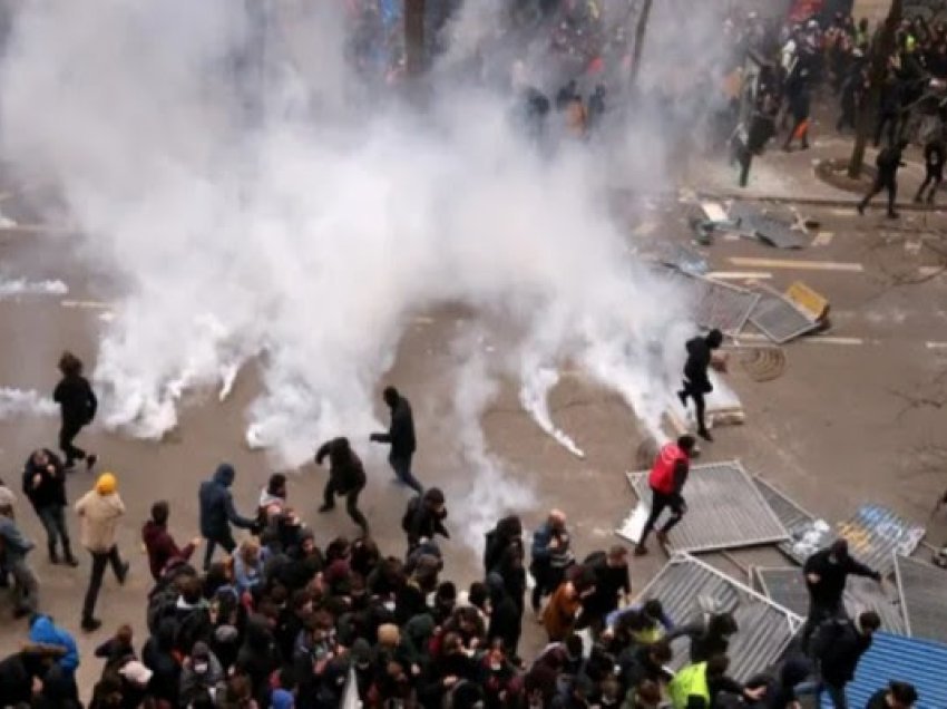 ​Vazhdojnë protestat në Francë, shtyhet vizita e mbretit britanik