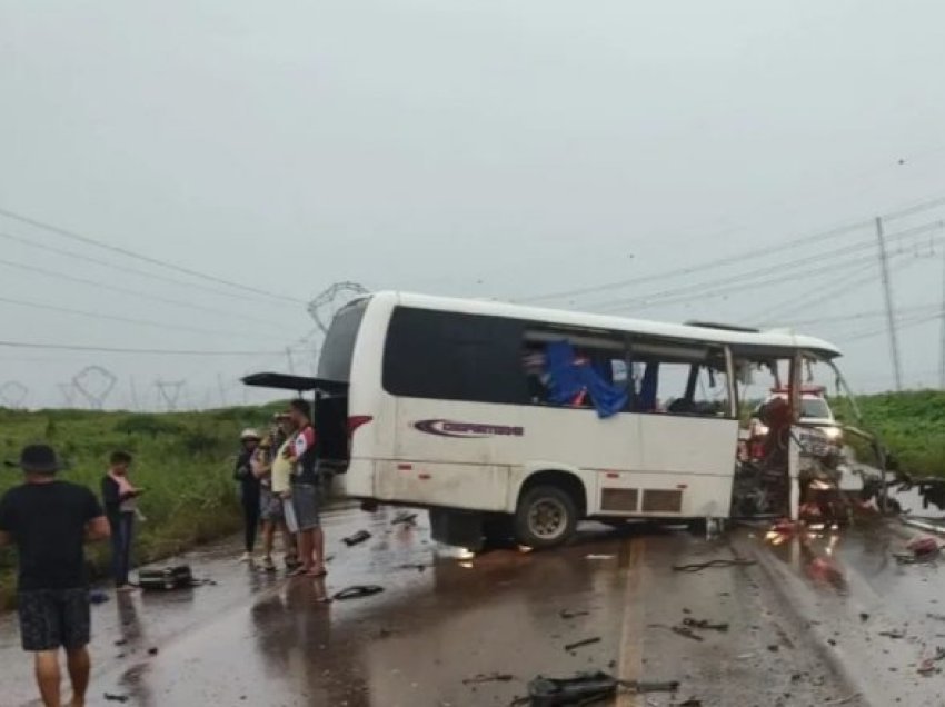 Përplasja mes minibusit dhe kamionit la të vdekur 12 persona në Brazil