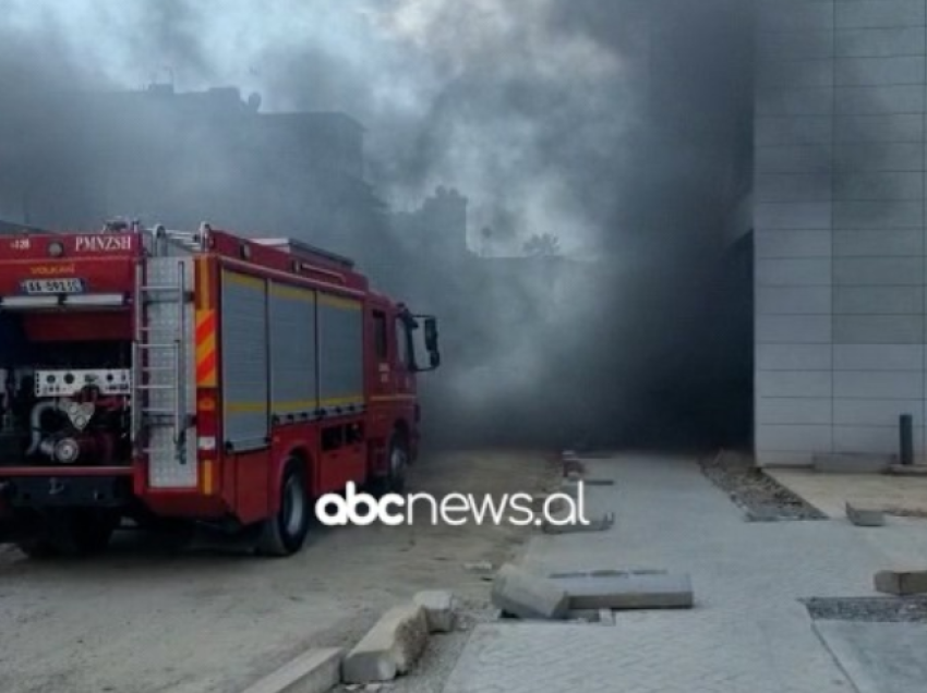 Merr flakë makina brenda parkingut të një pallati në Tiranë