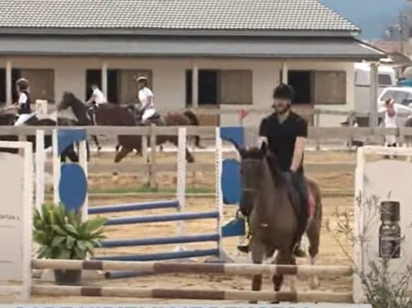 Garë hipizmi me pengesa në Korçë/ Çdo vit shtohen pjesëmarrësit në këtë sport të veçantë 