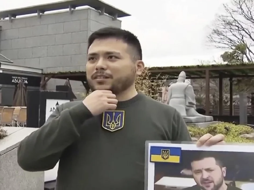 Ndryshe nga moshatarët e tij/ Studenti japonez me tipare të ngjashme me Volodymyr Zelensky-n shkon në diplomim i veshur si ai