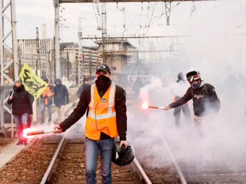 Protesta në të gjithë Francën kundër Presidentit Macron dhe projektligjit të pensioneve