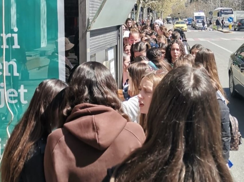  Studentët në radhë për abone/ Meta: Plani i Belind Këlliçit për transport falas zgjidh situatën skandaloze