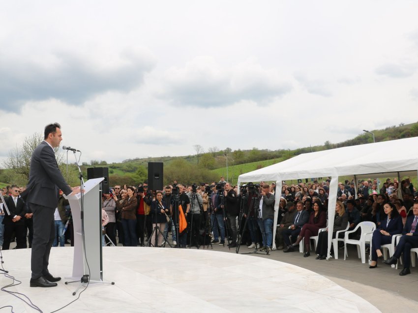 Konjufca nderon të rënët në Studime: Duhet të jemi vigjilent për këtë Serbi që e kemi përballë 