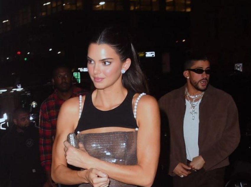 Çfarë veshje! Kendall Jenner veshi tangat sipër jumpsuit 