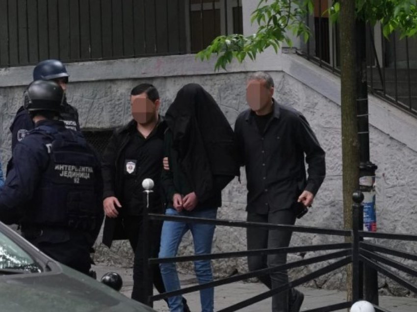 Adoleshenti që vrau nëntë persona në një shkollë të Beogradit nuk e kap ligji penal