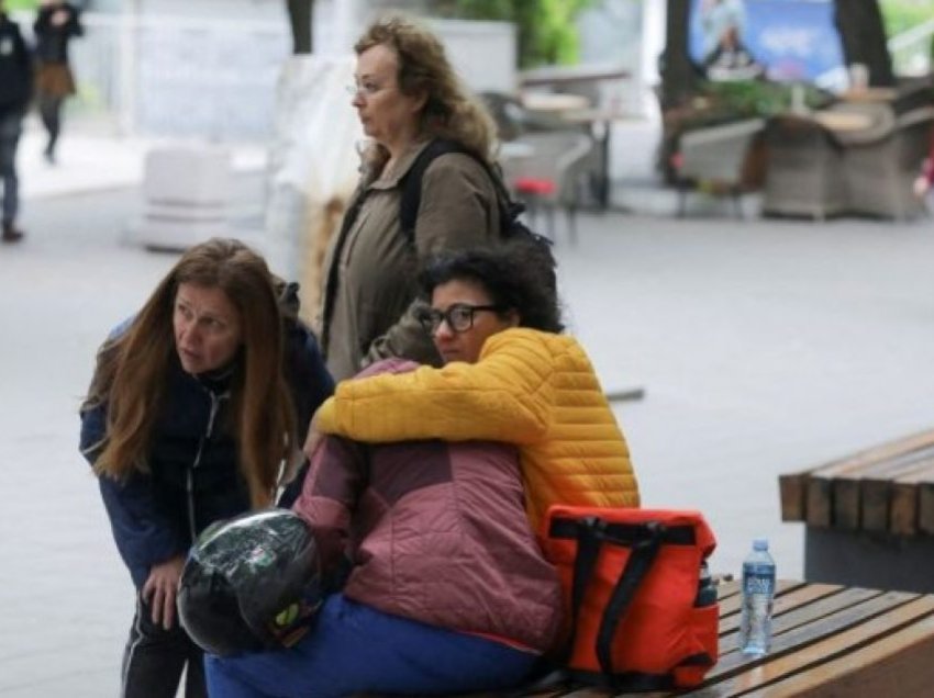 Një nxënëse tregon çfarë ndodhi në klasë – rrëfimet nga sulmi që la nëntë të vrarë në një shkollë fillore në Beograd të Serbisë