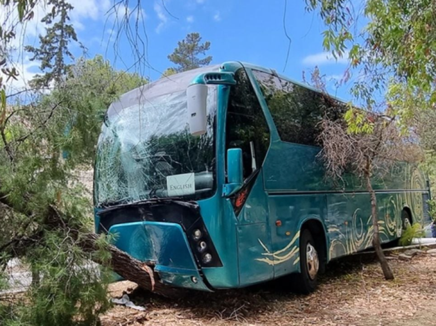 Shoferi harroi frenat e dorës, autobusi përplas tre nxënëse në Greqi