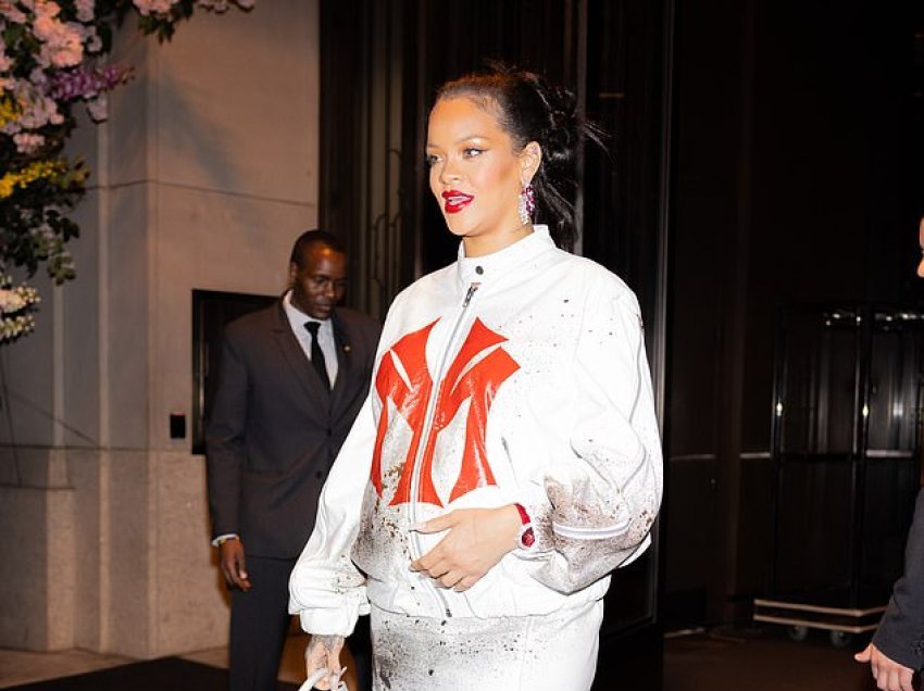 Rihanna duket rrezatuese në një dalje tjetër plot stil në New York