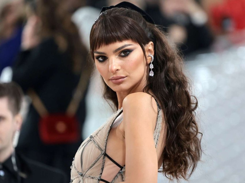 Emily Ratajkowski thotë se do të lidhej me një vajzë dhe tregon “fiksimin e saj” të momentit