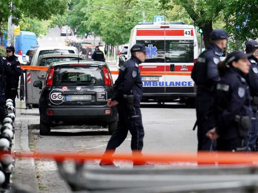 Vazhdojnë çmenduritë: Studenti serb vizatoi trupa të përgjakur në klasë, arrestohet nga policia