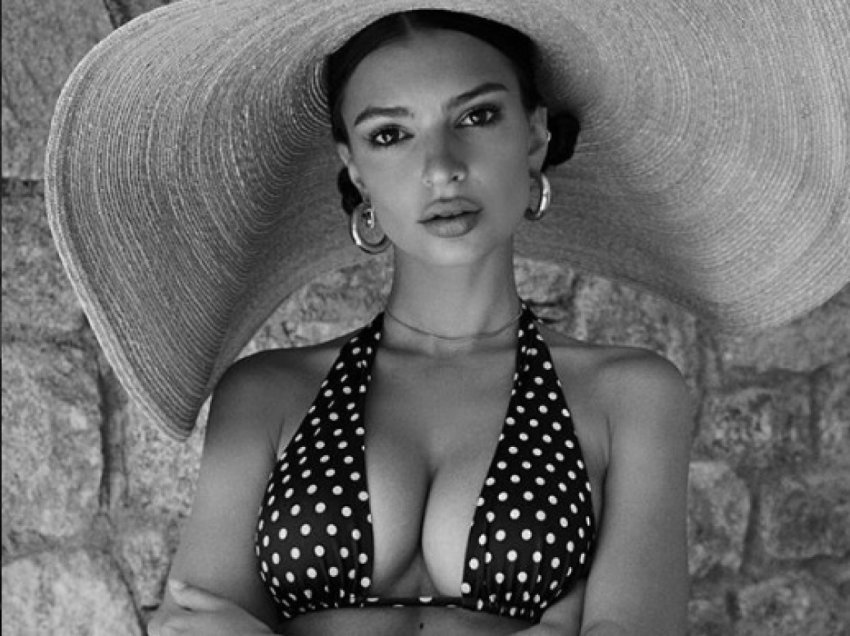 Emily Ratajkowski pozon me bikini me të birin, modelja shijon pushimet në Miami