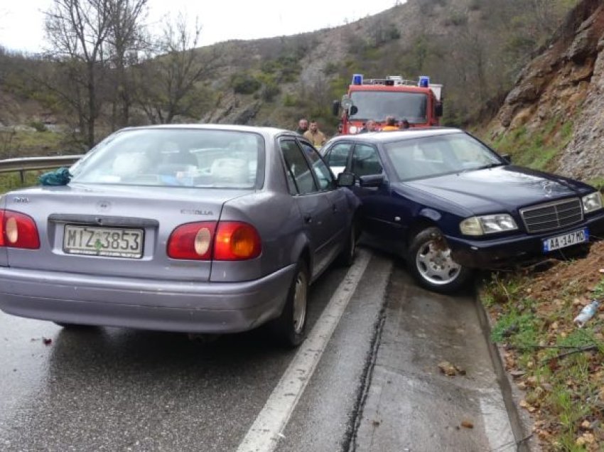 Katër aksidente në pak minuta në aksin Pogradec-Prrenjas, automjetet përplasen me kamionë