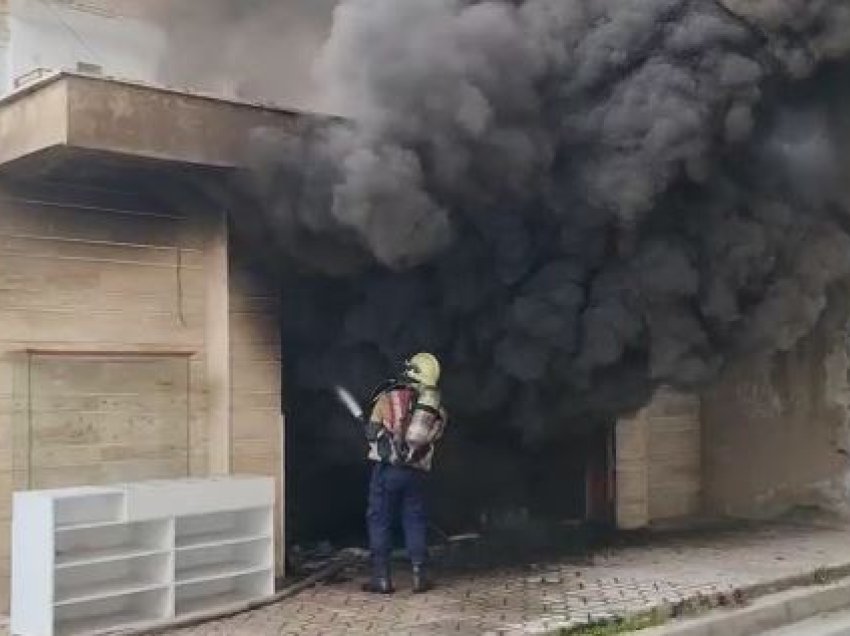 Shkrumbohet mobileria në Vlorë, tymi mbulon zonën