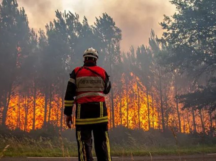 Francë, zjarrfikësit sigurojnë ujin nga pishinat për shkak të thatësirës