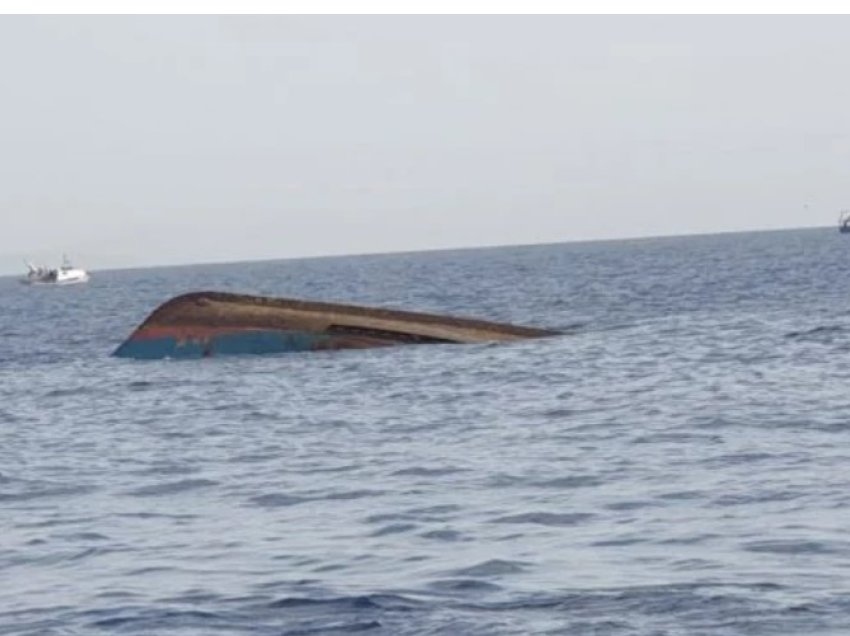 Përmbytet peshkarexha në ujërat e Adriatikut, shpëtohen 3 peshkatarët që ndodheshin në bord