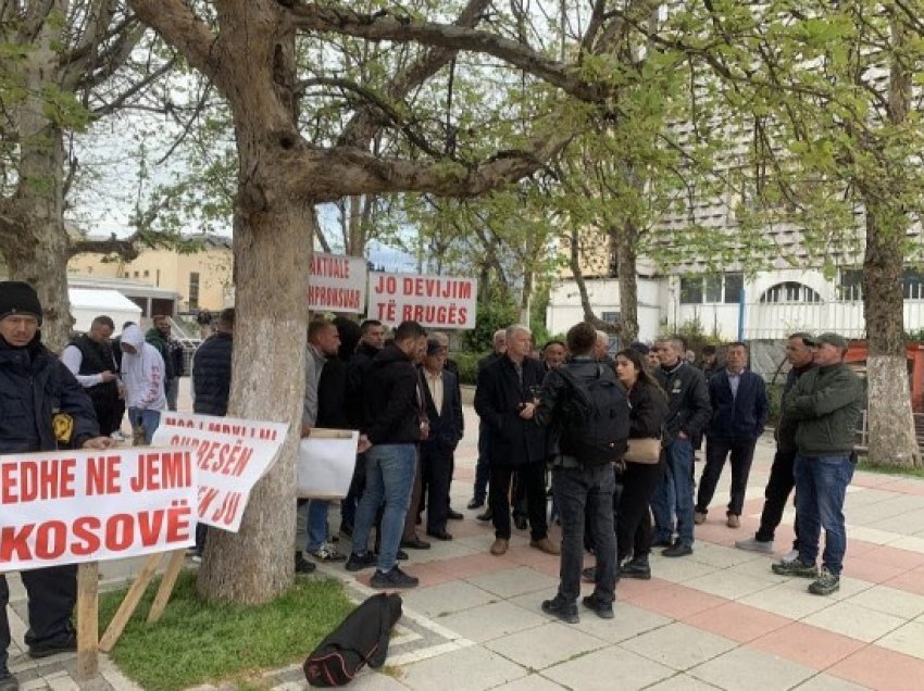 Banorët e Klinës përmes protestës kërkojnë sërish të mos devijohet rruga Kijevë - Zahaq