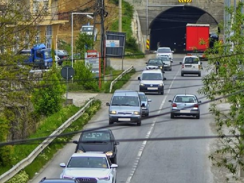 Nxehen gjakrat në trafik: Babë e bir kërcënohen nga vëllezërit Berisha në Mitrovicë, kërkojnë ndihmën e Policisë