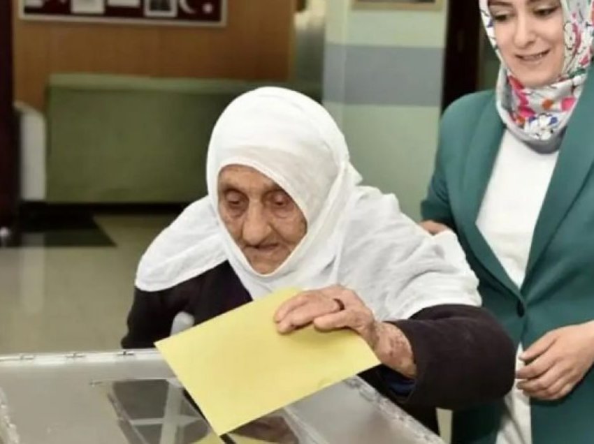 Refuzoi t’i dërgojnë kutinë e votimit në shtëpi, 112-vjeçarja turke shkoi në qendër e shoqëruar nga fëmijët dhe nipat