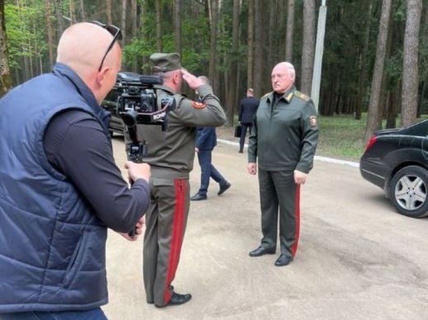 Shfaqet fotografia e liderit të Bjellorusisë 'të sëmurë' Aleksandër Lukashenko