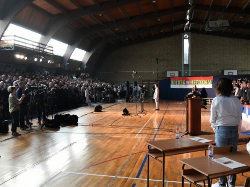 Filloristëve në Novi Sad iu drejtua krimineli i luftës së Kosovës, reagon YIHR