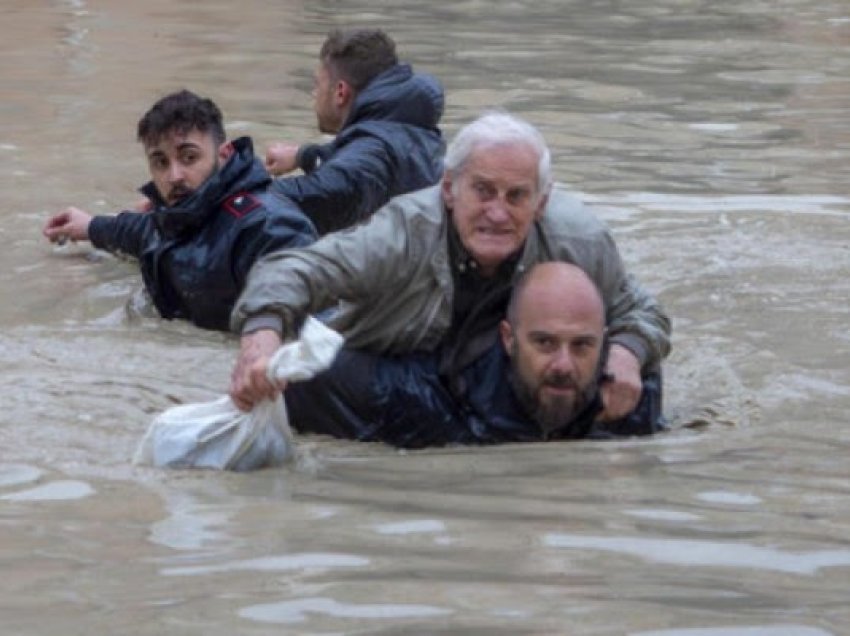 ​Dy të vdekur dhe katër të zhdukur nga shirat e rrëmbyer në veri të Italisë