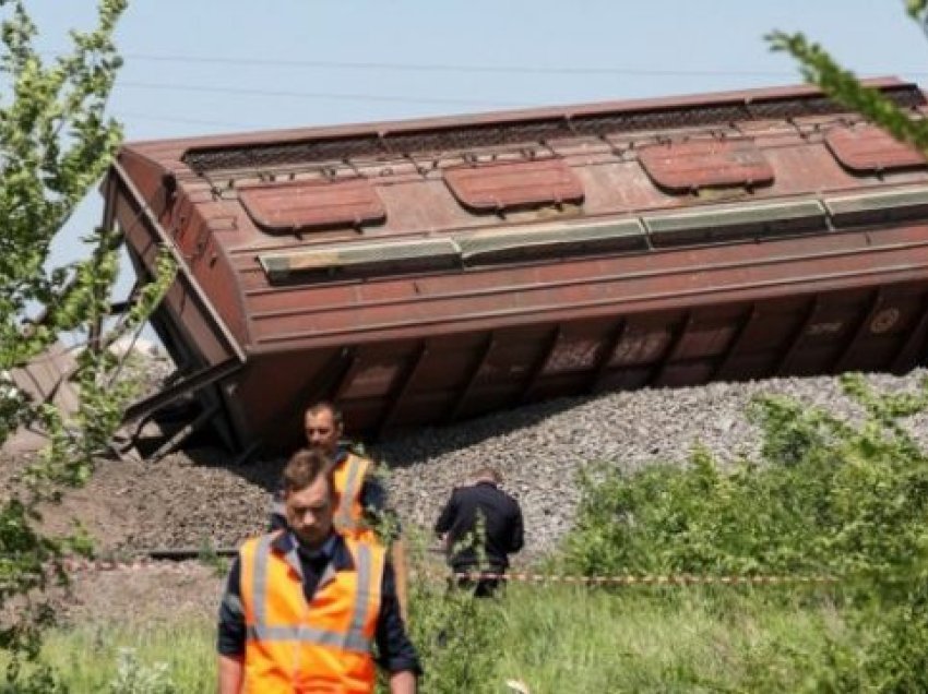 Treni i mallrave që transportonte grurë del nga shinat në Krime