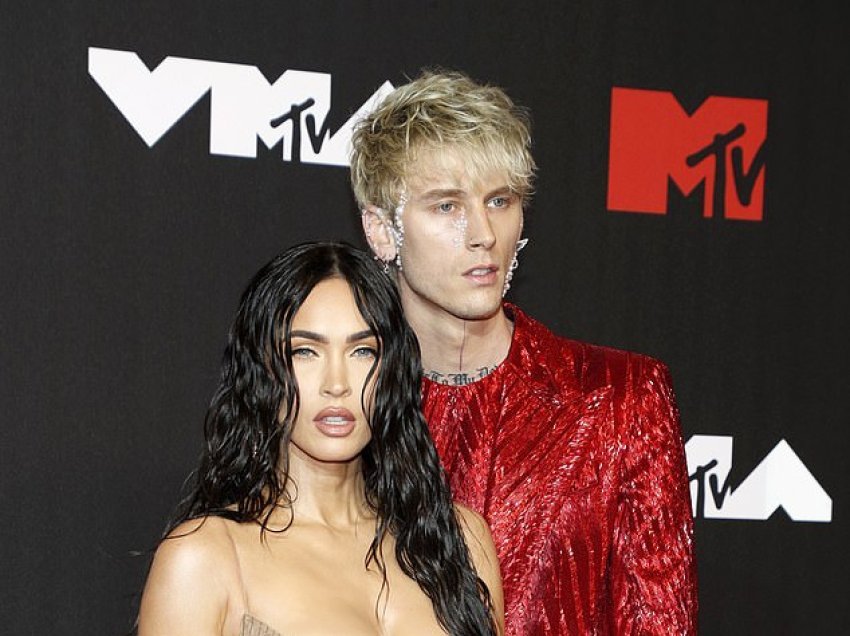 U përfolën për ndarje, pas ribashkimit Megan Fox dhe Machine Gun Kelly shtyjnë planet për martesë