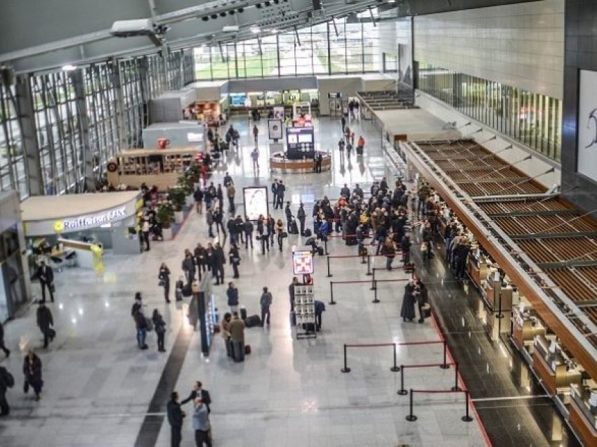 Arrestohet një person në aeroport, dyshohet se kishte vjedhur një veturë me targa të huaja