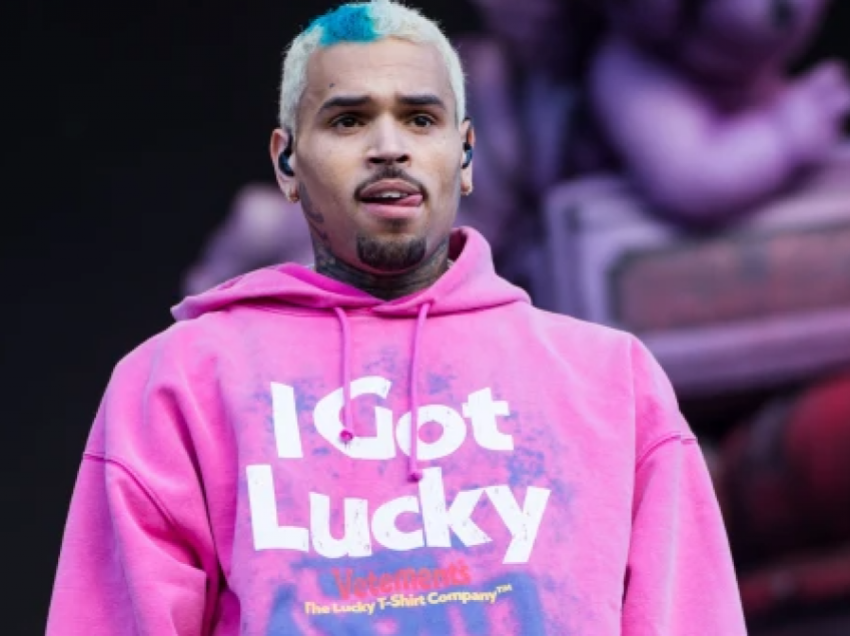 Dyshohet se goditi me shishe në kokë një producent muzikor – Chris Brown mund të arrestohet nëse kthehet në Britani të Madhe