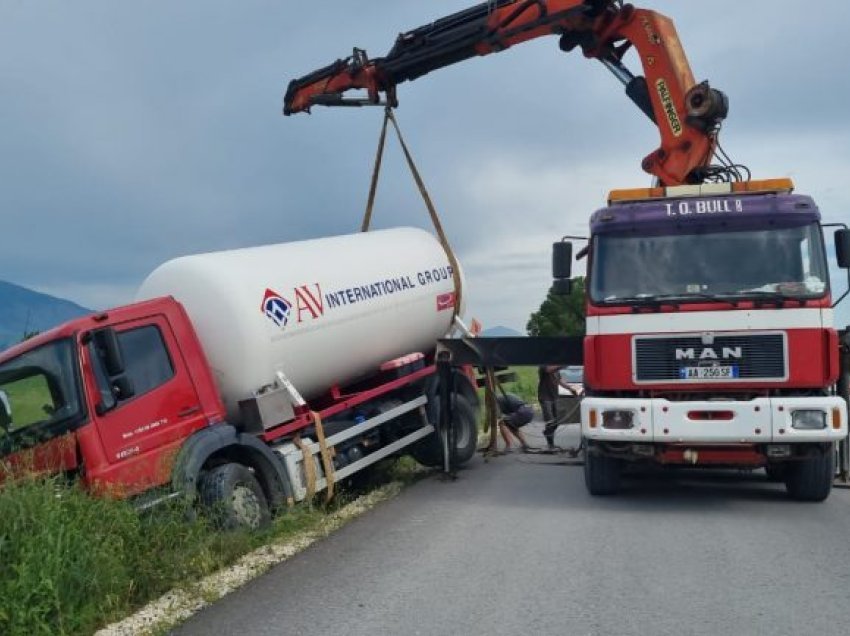 Aksident në aksin Sarandë- Delvinë, autoboti i gazit del nga rruga, fatmirësisht asnjë i lënduar