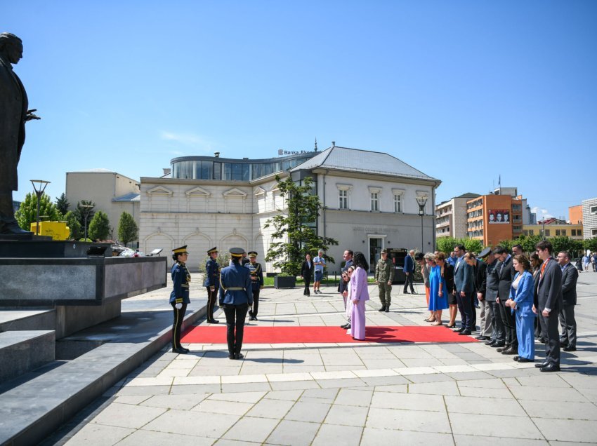 Vjosa Osmani nderon presidentin Ibrahim Rugova: Pavarësia ishte ideali i tij jetësor