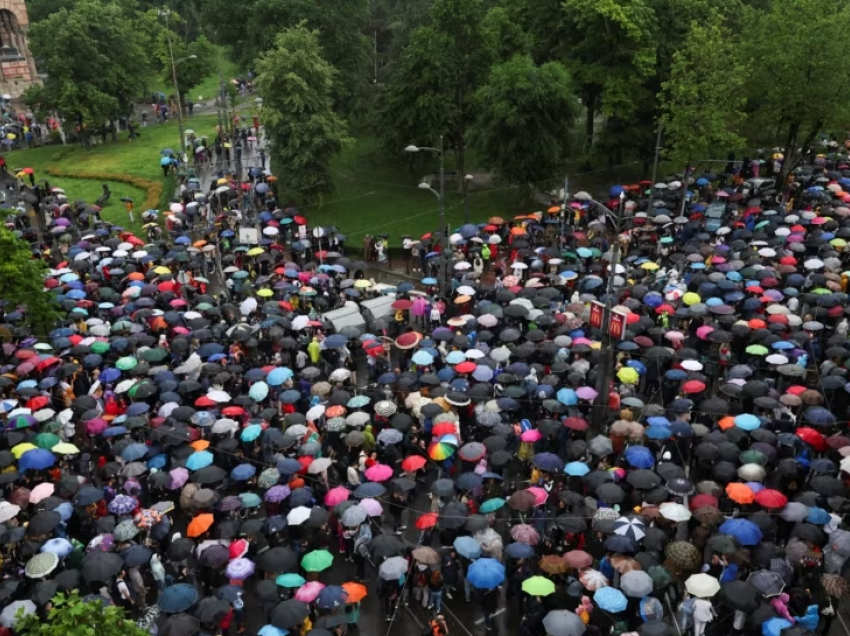 Beograd: Dhjetëra mijëra persona protestojnë kundër dhunës