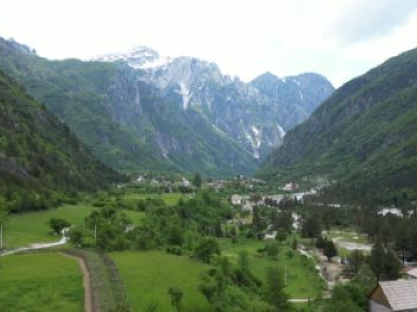 “Pushtohet” Thethi! Turistët dynden pa ardhur vera