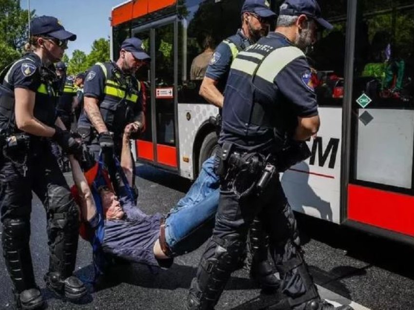 Protesta në Holandë/ Bllokohet autostrada e Hagës! 1500 të arrestuar, mes tyre edhe të famshëm