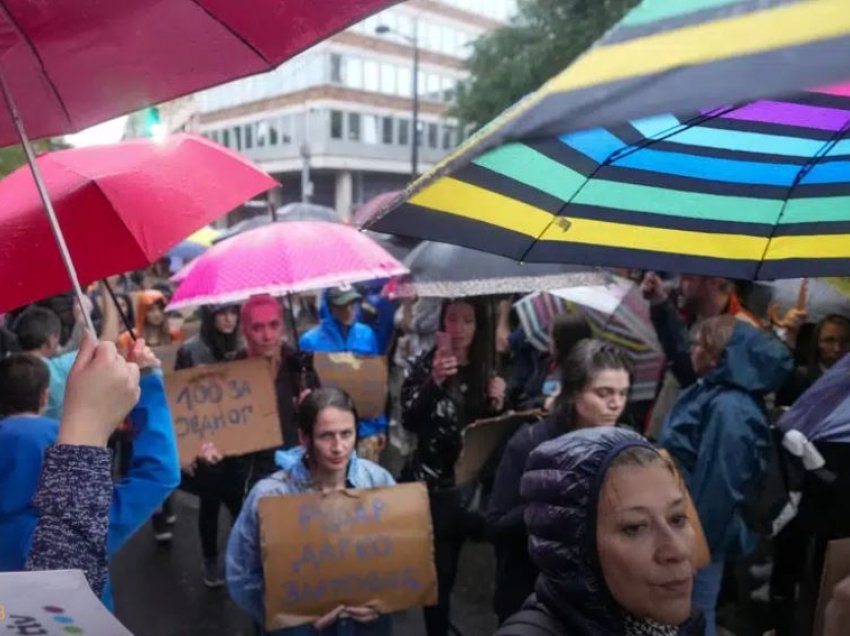 Protestuesit kundër Vuçiqit në Serbi rrethuan televizionin shtetëror dhe Kuvendin