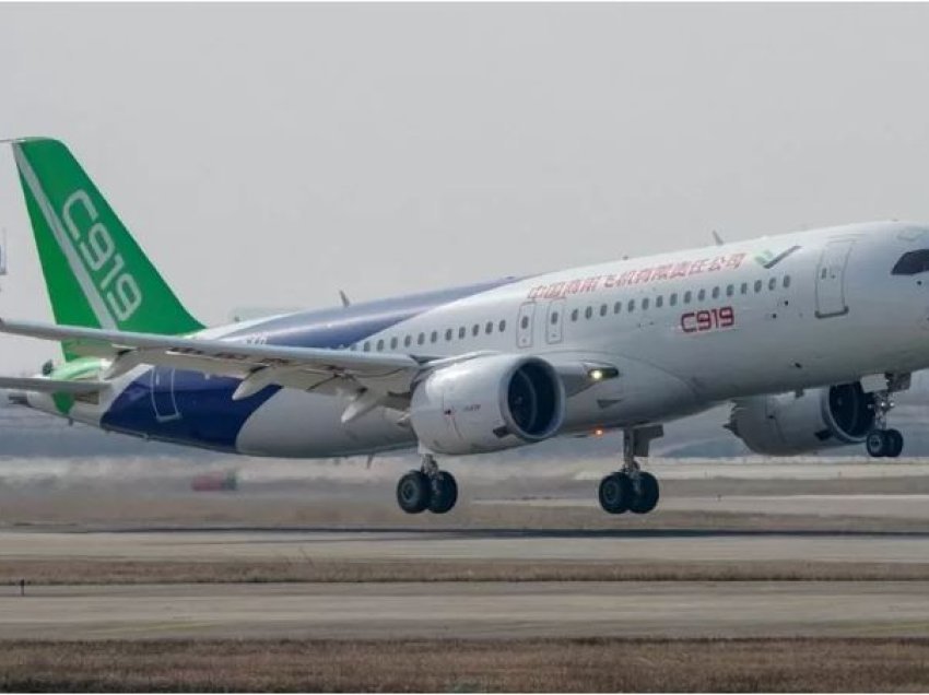 Aeroplani i pasagjerëve C919 i Kinës bën fluturimin e parë