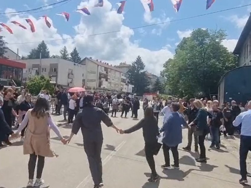 Shihni pamjet/ Protestuesit ia hedhin valles në Leposaviq 