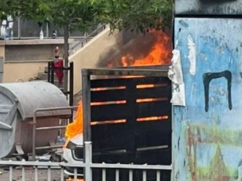 I vihet flaka një veture të Policisë së Kosovës nga protestuesit në Zveçan