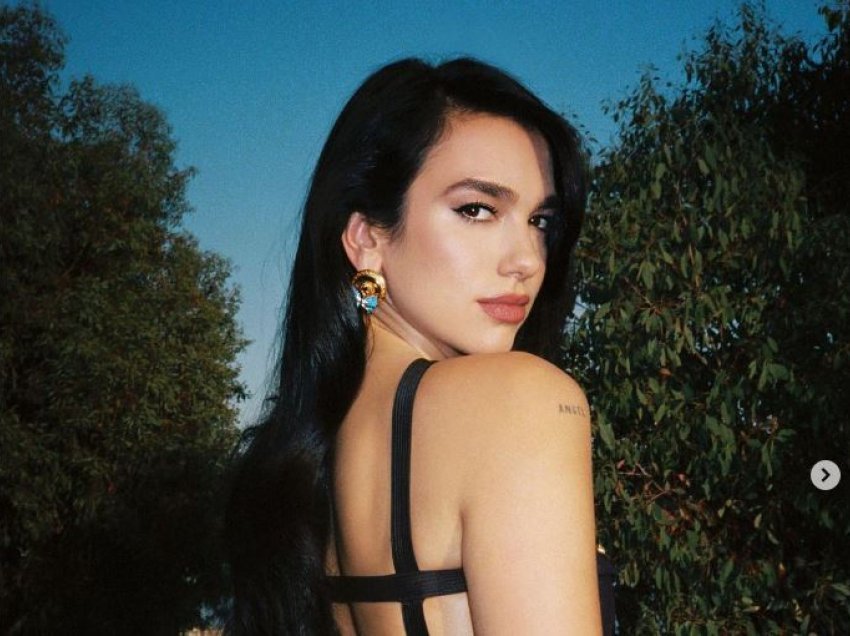 Dua Lipa me foto të nxehtë nga shtrati, kap gjoksin me dorë 