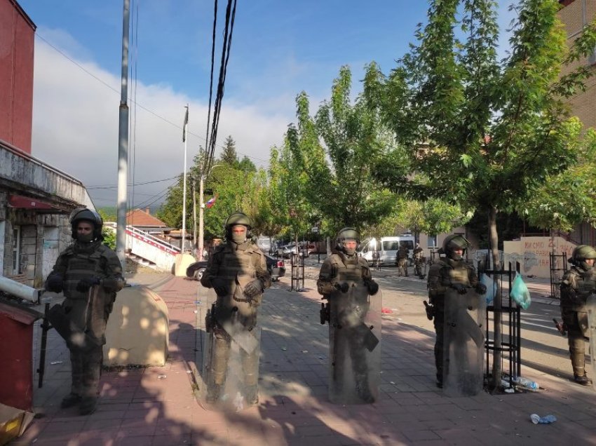 Pamje nga Zubin Potoku, pak serbë po protestojnë