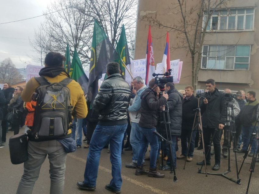 Fillon sërish tubimi i protestuesve në Zveçan, vendoset tendë afër KFOR-it