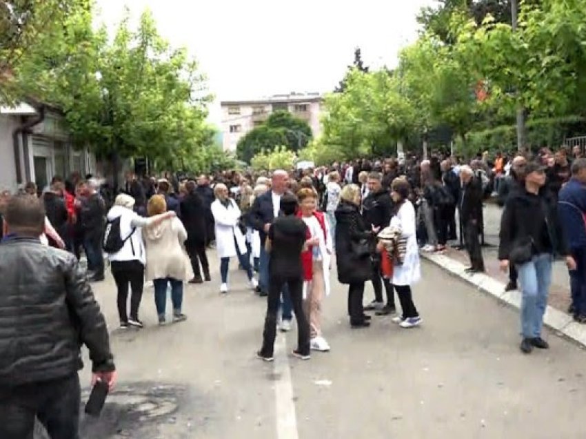 ​Mediat pengohen vazhdimisht nga protestuesit serbë në Zveçan